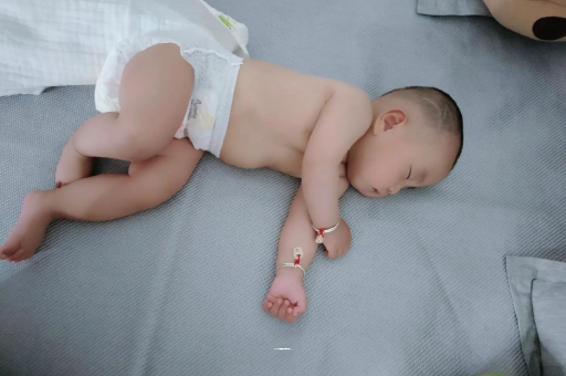 西双版纳没满月的宝宝